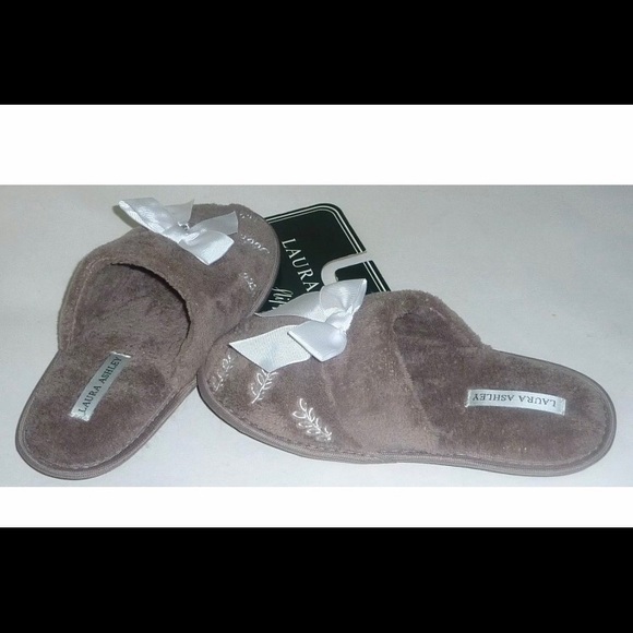 Laura Ashley Gray Women's slippers NWT Size 5/6 - Picture 3 of 5